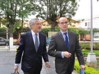 El embajador de España en Bolivia, Ángel Vázquez (d), camina junto al director de la asesoría jurídica de la Red Eléctrica de España (REE), Rafael García de Diego, a su llegada el 11 de enero de 2013, a una reunión con representantes del Gobierno de Bolivia en Cochabamba (Bolivia). EFE/Archivo