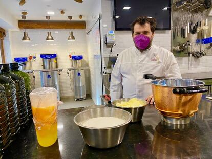 Ricardo Vélez con los ingredientes de los buñuelos de viento. J.C. CAPEL