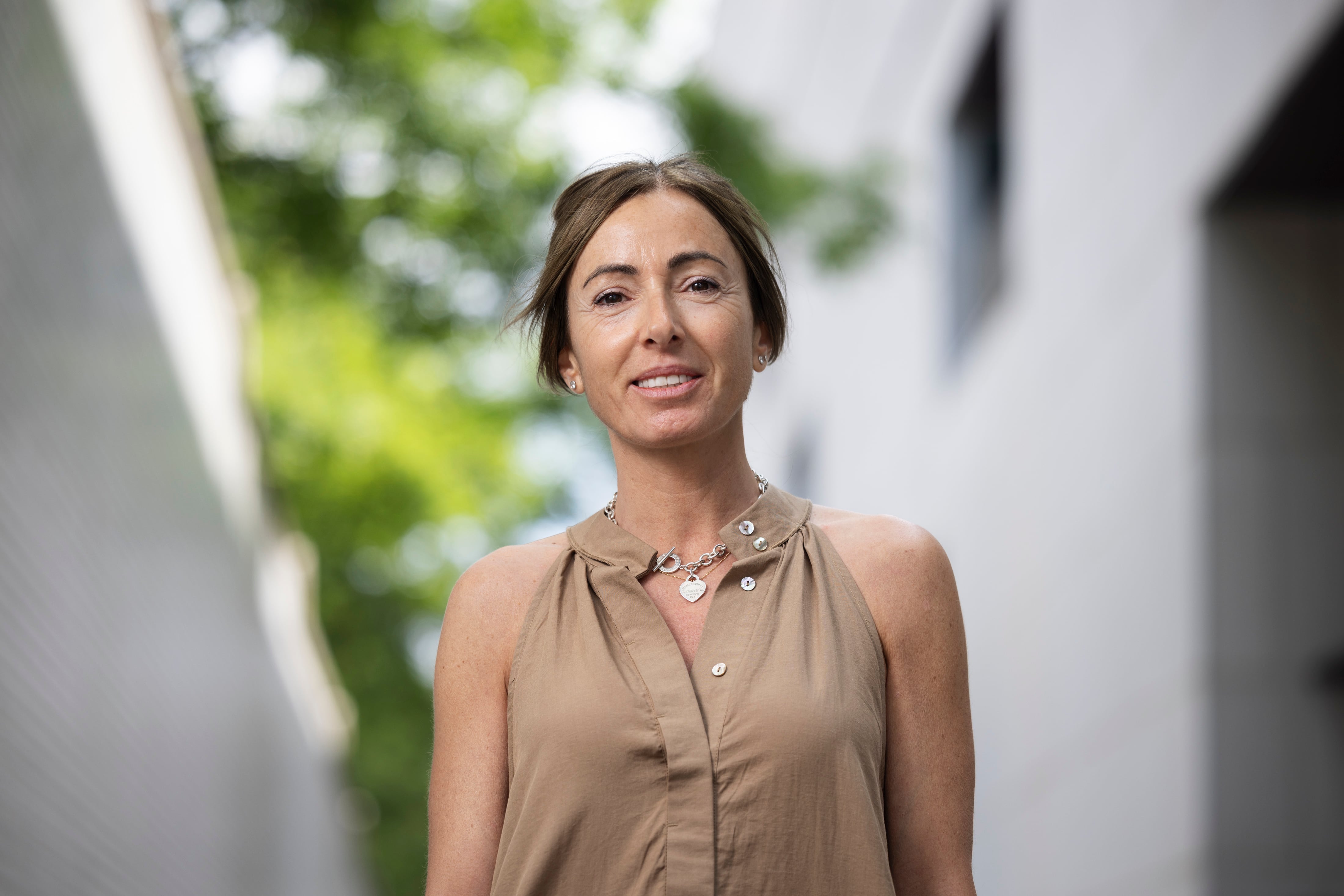 Mercè Vilanova, paciente de psoriasis y artritis psoriásica, en el hospital de Sant Pau (Barcelona), el martes pasado.