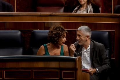 La ministra de Hacienda, María Jesús Montero, y el ministro del Interior, Fernando Grande-Marlaska, conversan en un momento de la sesión.