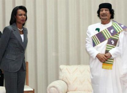 El líder libio Muammar El Gaddafi recibe a la secretaria de Estado estadounidense, Condoleezza Rice, en Trípoli