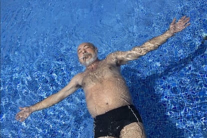 El novelista cubano Leonardo Padura, en la piscina de su hotel en Managua.