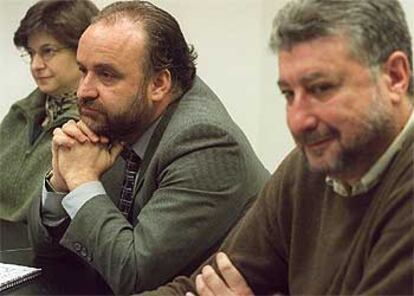 Rodolfo Benito (centro), junto a José María Fidalgo y Paloma López, en febrero de 2002.