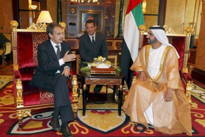 El presidente José Luis Rodríguez Zapatero habla con el primer ministro de Emiratos Árabes.