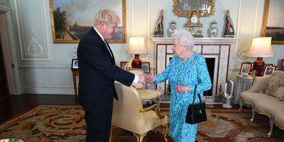 La reina Isabel II recibe a Boris Johnson en el Palacio de Buckingham