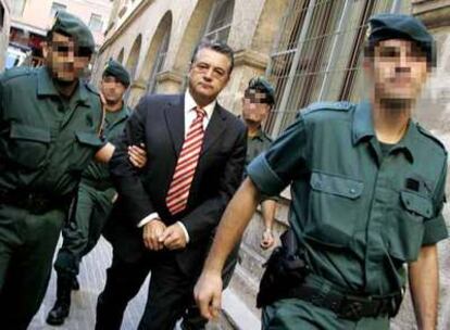 El ex alcalde de Andratx, Eugenio Hidalgo, es conducido hoy por guardias al juzgado en Palma.