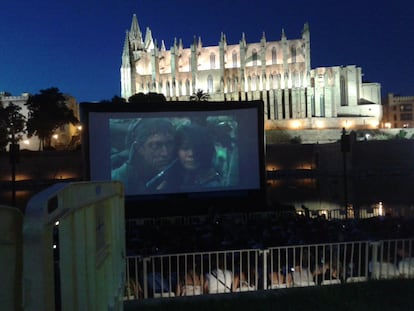 Los alrededores de la Catedral de Santa María de Mallorca son el marco privilegiado en el que se desarrollan las proyecciones de cine al aire libre de la capital balear. Algunas sesiones son en versión original subtitulada. Este fin de semana es el turno de Isla de perros y Blade runner 2049. Hasta el 8 de septiembre. Precio: Gratis