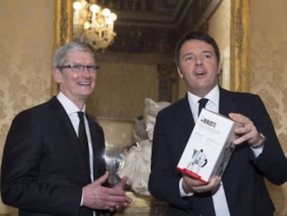 Matteo Renzi (derecha), durante su reuni&oacute;n con el consejero delegado de Apple, Tim Cook, el viernes en Roma.