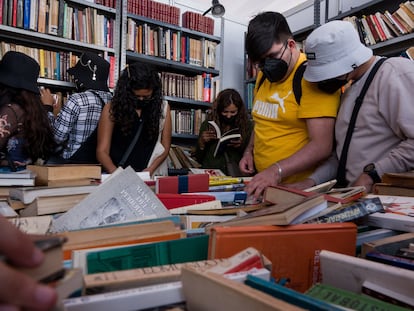 Asistentes en la Feria Internacional del Libro en el Zócalo capitalino, en Ciudad de México, el 16 de octubre de 2021.