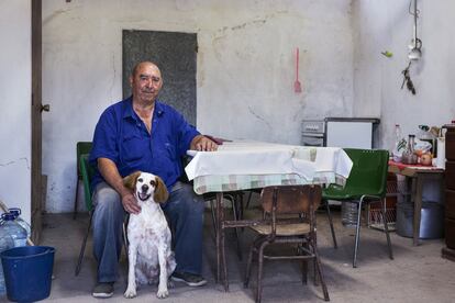 Vicente Linares, conocido como el tío Vicent, junto a su perra Blanca, en la caseta del motor desde donde se controla el nivel del agua de los arrozales de La Albufera de Valencia.