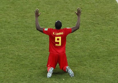 Lukaku comemora vitória da Bélgica sobre o Japão nas oitavas.