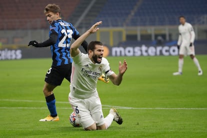 Nacho, derribado por Barella en la acción que dio lugar al 0-1 de penalti en Milán.