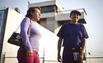 Los padres de Yakiri frente al penal de Tepepan (DF), donde está su hija.