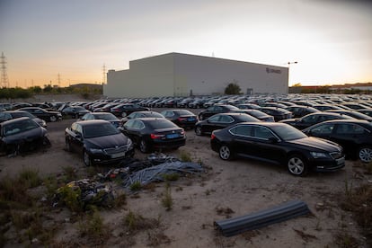 Cientos de coches de VTC del Grupo Auro aparcados este martes en su parking en un polígono de Vicálvaro en Madrid.