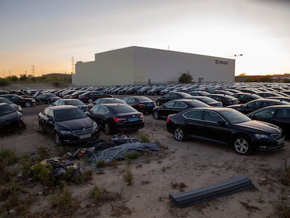 Cientos de coches de VTC del Grupo Auro aparcados este martes en su parking en un polígono de Vicálvaro en Madrid.