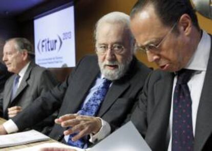 Jose M Álvarez del Manzano, Luis Eduardo Cortés y Antonio Vázquez (i-d), presidente del Comité Organizador de FITUR y de Iberia, durante la presentación hoy en Madrid de la feria de turismo de este año.