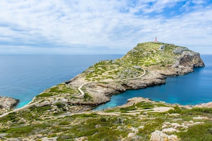 ¿Adónde huyen los mallorquines cuando necesitan desconectar? La isla de Cabrera, aunque está a 10 kilómetros escasos del destino favorito de los alemanes, no podría estar más alejada (mentalmente) de la zona discotequera de Mallorca. Del extremo sur al extremo norte hay, como del occidental al oriental, apenas cinco kilómetros y medio. Aquí hay cuevas, ruinas de antiquísimos fortines, un cementerio de marinos lleno de fantasmagóricos espectros y un faro solitario.