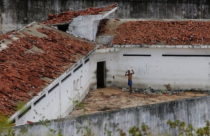 A penitenciária de Alcaçuz, que já tinha sua estrutura destruída antes do início dos confrontos, ficou completamente devastada. Não há celas lá dentro e as telhas foram quebradas e arrancadas dos pavilhões.