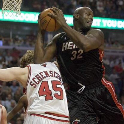 Shaquille O'Neal de los Heat de Miami lucha por un rebote con Luke Schensher de los Bulls de Chicago.