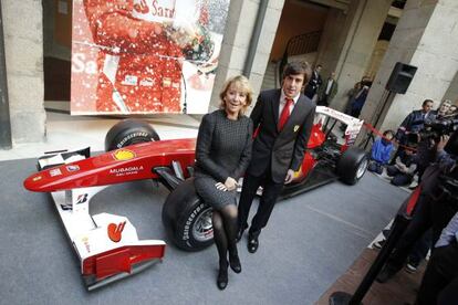 La presidenta de la Comunidad de Madrid entrega a Fernando Alonso el Premio Internacional del Deporte de la Comunidad