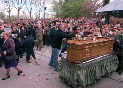 Entierro en el cementerio de la Almudena del cámara de Tele 5 José Couso. A la izquierda, Jon Sistiaga.