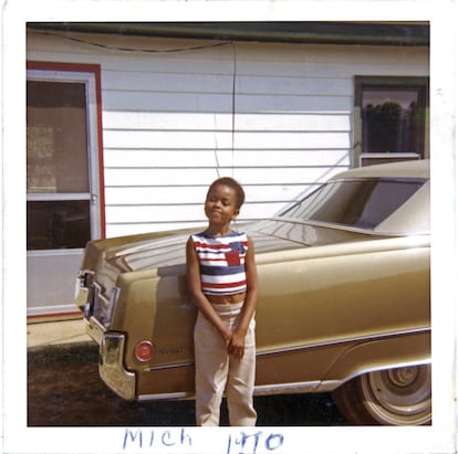 Michelle Robinson junto a un Buick Electra, la joya de su padre.