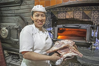 Parte del secreto del rico lechazo del Asador de Aranda reside en su tradicional horno de barro, alimentado diariamente con 20 kilos de leña de encina.