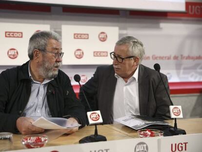 Los secretarios generales de CCOO y UGT, Ignacio Fernández Toxo (derecha) y Cándido Méndez, respectivamente, al inicio de la rueda de prensa para presentar las movilizaciones del Primero de Mayo