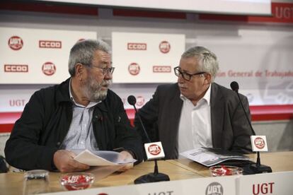 Los secretarios generales de CCOO y UGT, Ignacio Fernández Toxo (derecha) y Cándido Méndez, respectivamente, al inicio de la rueda de prensa para presentar las movilizaciones del Primero de Mayo