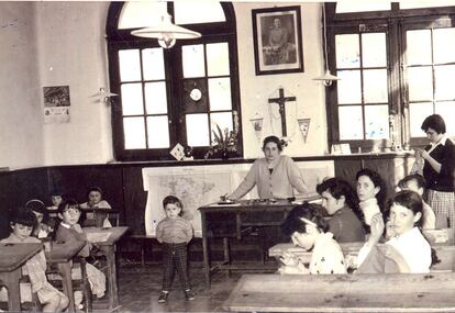 Una escuela aragonesa, con el crucifijo y el retrato de Franco presidiendo las clases.