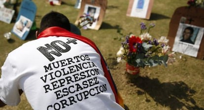 Un ciudadano delante de las tumbas de los fallecidos por la violencia en Venezuela.