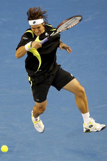 Ferrer golpea la pelota durante el partido contra Nadal.