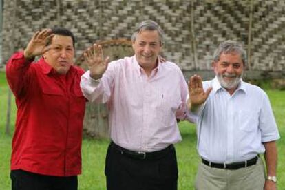 De izquierda a derecha, los presidentes Hugo Chávez, Néstor Kirchner y Luiz Inácio Lula da Silva, tras su encuentro de ayer en Brasil.