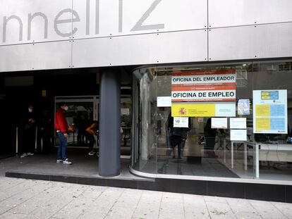 Varias personas aguardan en la entrada de una oficina de Empleo en Madrid.