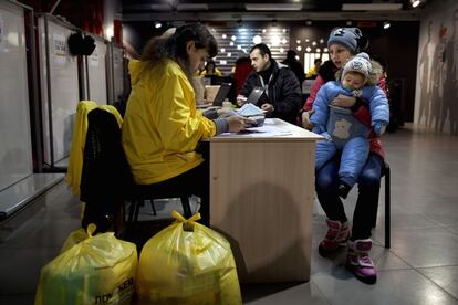 Anna se encarga de registrar a las personas que vienen a buscar las raciones de comida que son repartidas a diario por los empleados del estadio de fútbol Donbass Arena, en Donetsk.