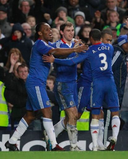 El defensa serbio Branislav Ivanovic (en el centro) celebra con sus compañeros el primer gol del Chelsea contra el Blackburn Rovers.