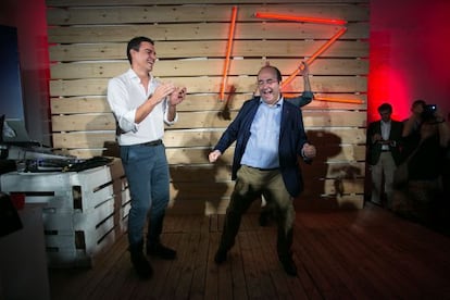 Pedro Sánchez (izquierda) y Miquel Iceta (derecha), bailando, al término del acto de fin de la campaña electoral del PSC para las autonómicas catalanas del 27-S.