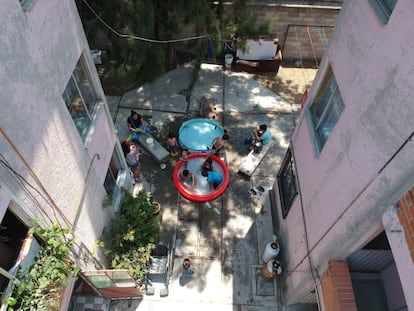 Una familia celebra el Sábado de Gloria en su domicilio con una alberca inflable en la colonia Obrera en la Ciudad de México.