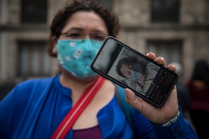 Elena García, madre de un niño con leucemia, muestra una fotografía de un paciente antes de entrar a Palacio Nacional.