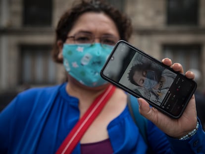 Elena García, madre de un niño con leucemia, muestra una fotografía de un paciente antes de entrar a Palacio Nacional.