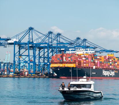 Portacontenedores de Hapag-Lloyd ante las grúas del puerto de Algeciras