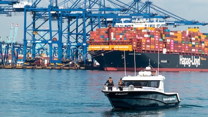 Portacontenedores de Hapag-Lloyd ante las grúas del puerto de Algeciras