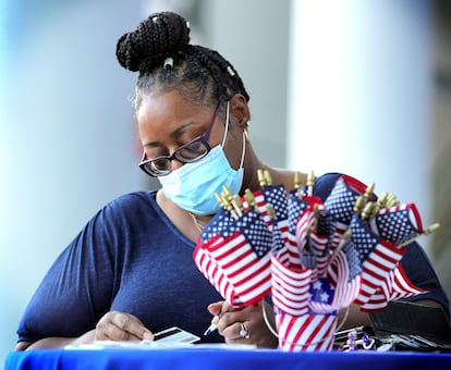 Una mujer se registra para votar el pasado 22 de septiembre durante el Día Nacional de Registro de Votantes, en Florida.