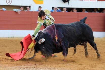 Alberto Lamelas, en un muletazo con la mano derecha al cuarto toro de la tarde.