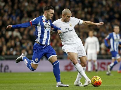 Pepe disputa un balón con Lucas Pérez.