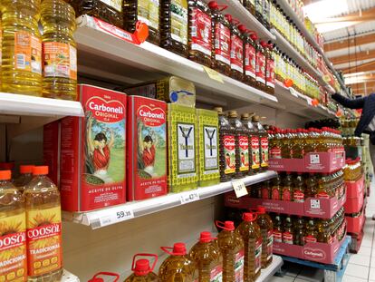 Lineales de aceite de oliva en el supermercado Eroski del centro comercial de Artea, en Leioa (Bizakia), este viernes.