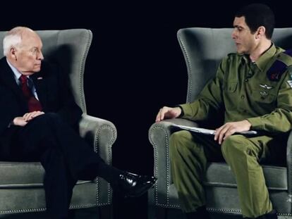 Sacha Baron Cohen (a la derecha) caracterizado como el coronel israelí Erran Morad, personaje creado para atraer a los sectores de la sociedad estadounidense que aman las armas, en la serie-documental 'Who is America?'. A su lado, el exvicepresidente del Gobierno estadounidense Dick Cheney.