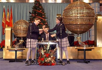 Con un poco de retraso, a las 9.12 horas, dos niñas del Colegio de San Ildefonso, Parla López Castro y Natalia Martin, han comenzado a cantar números y premios. La primera y la segunda tabla han transcurrido con la monotonía de la pedrea y sin sobresaltos porque los grandes premios no querían madrugar.