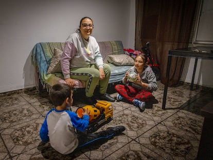 Vanesa Meisembach, junto a sus hijos en su domicilio de Sevilla.