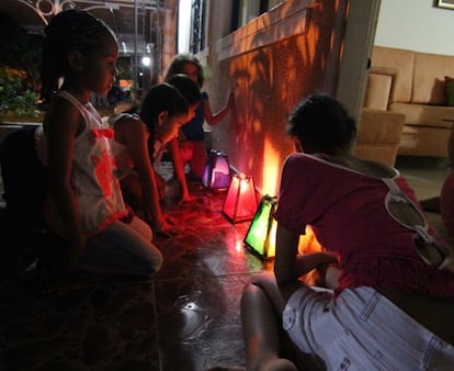 Cada familia decora la entrada de su casa con velas y faroles de colores.